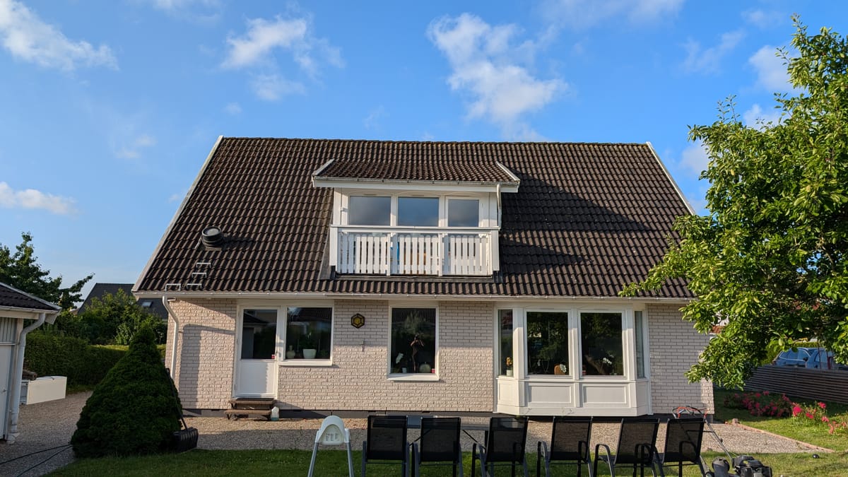 Taktvätt Åhus - vit villa med rengjort tak