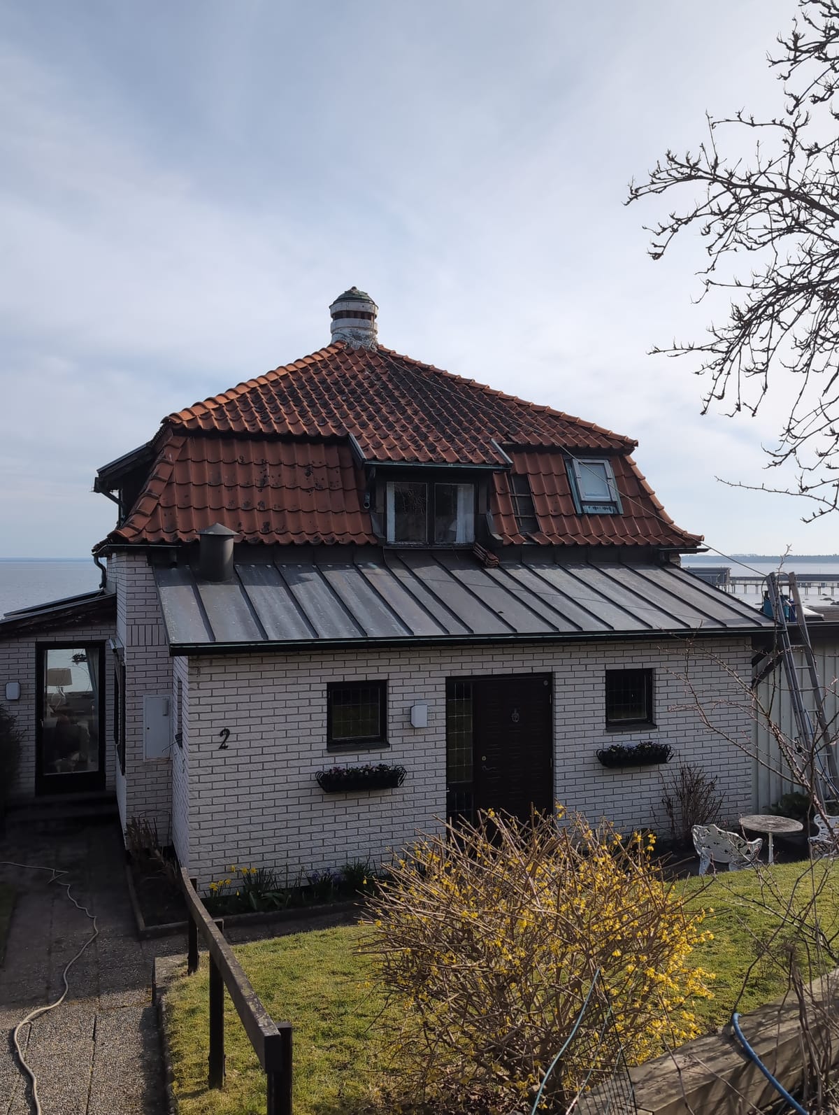 Taktvätt Båstad - äldre villa med tegeltak