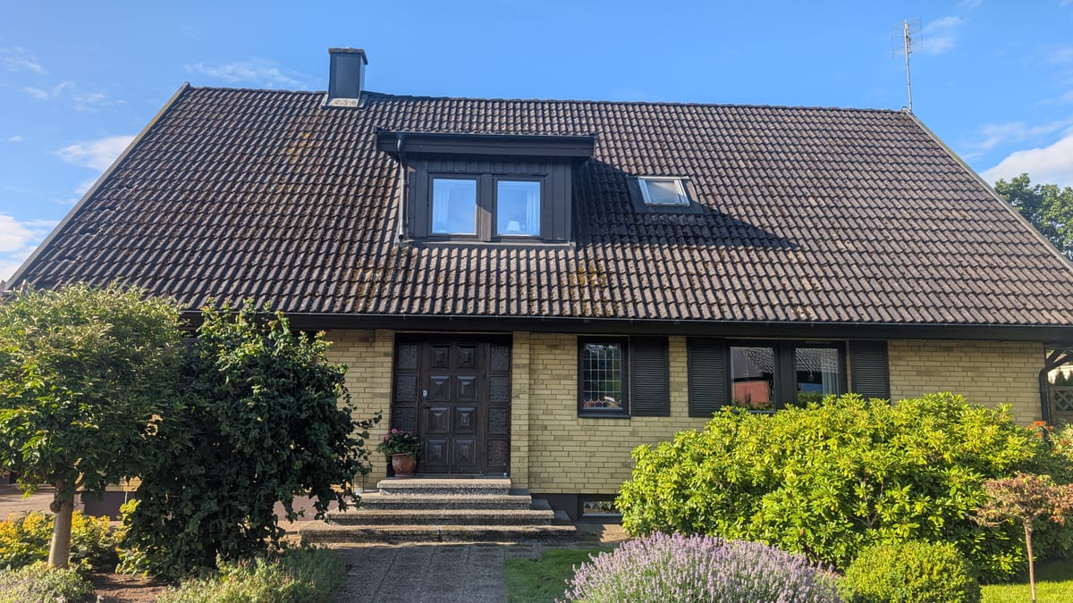 Taktvätt Bromölla - tegelvilla med brunt tak