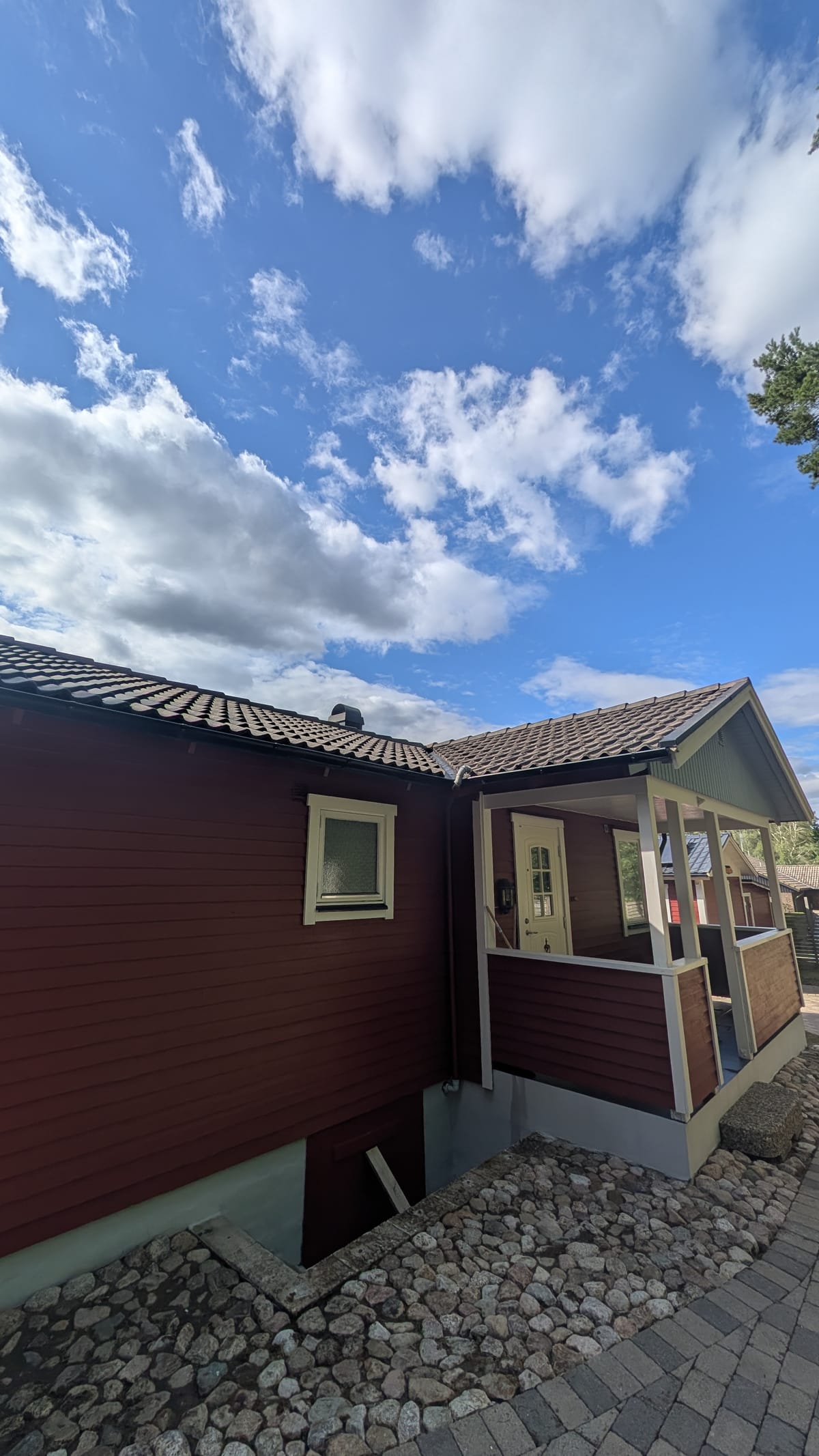Taktvätt Höör - trähus med mörkt tak