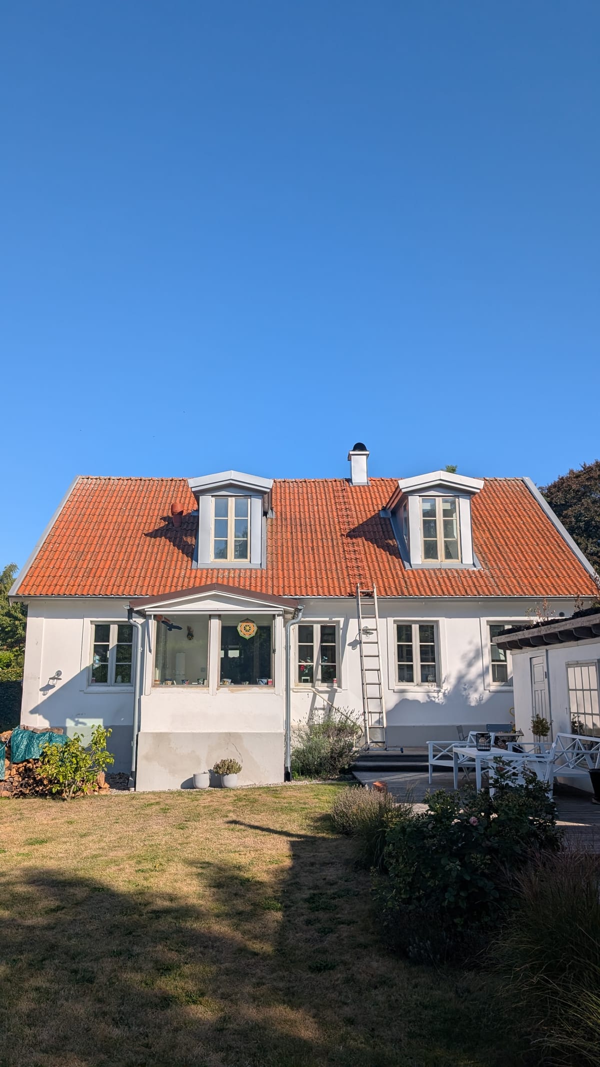 Taktvätt Landskrona - villa med takkupor och stege