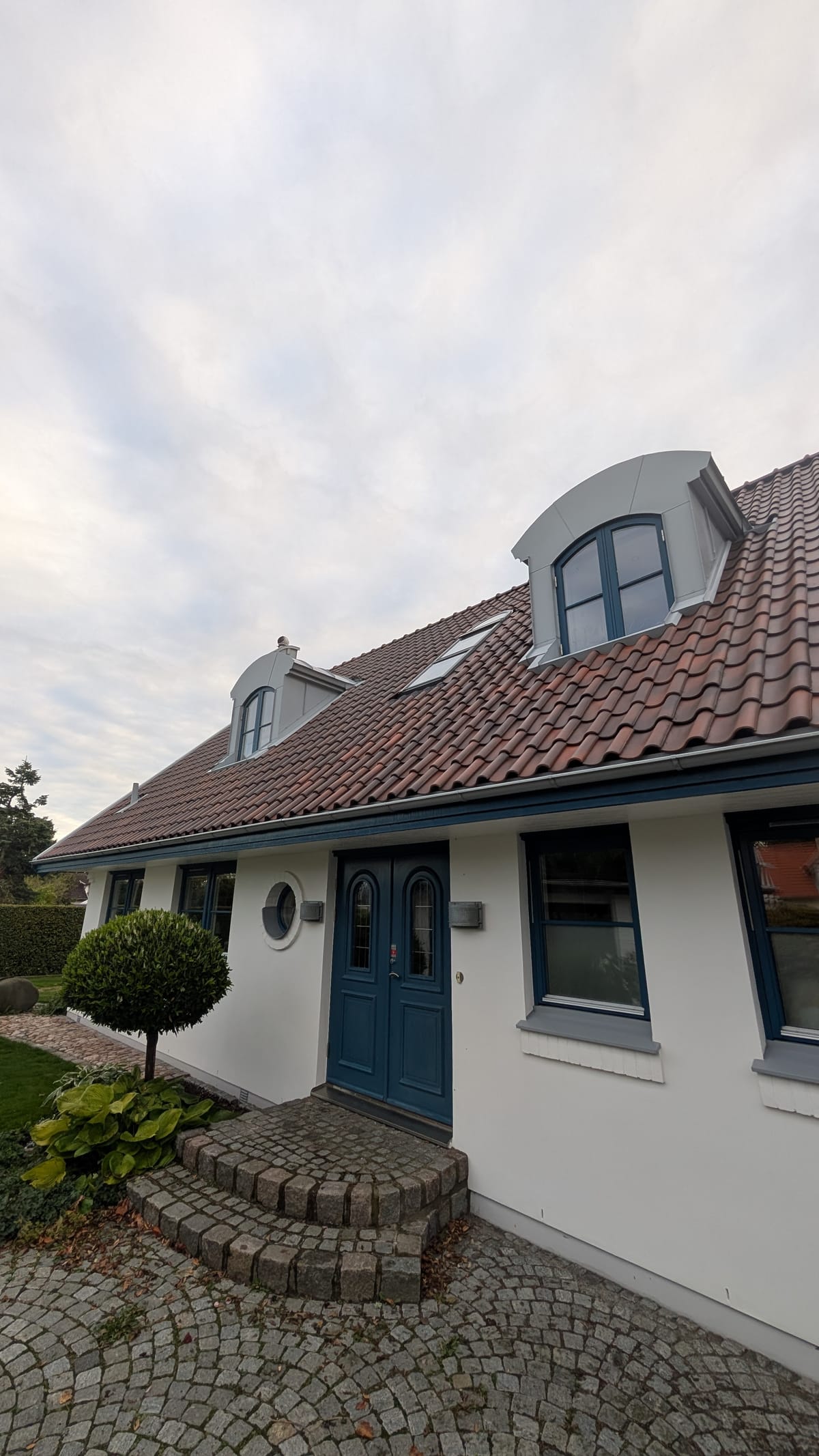 Taktvätt Lund - vit villa med takkupa
