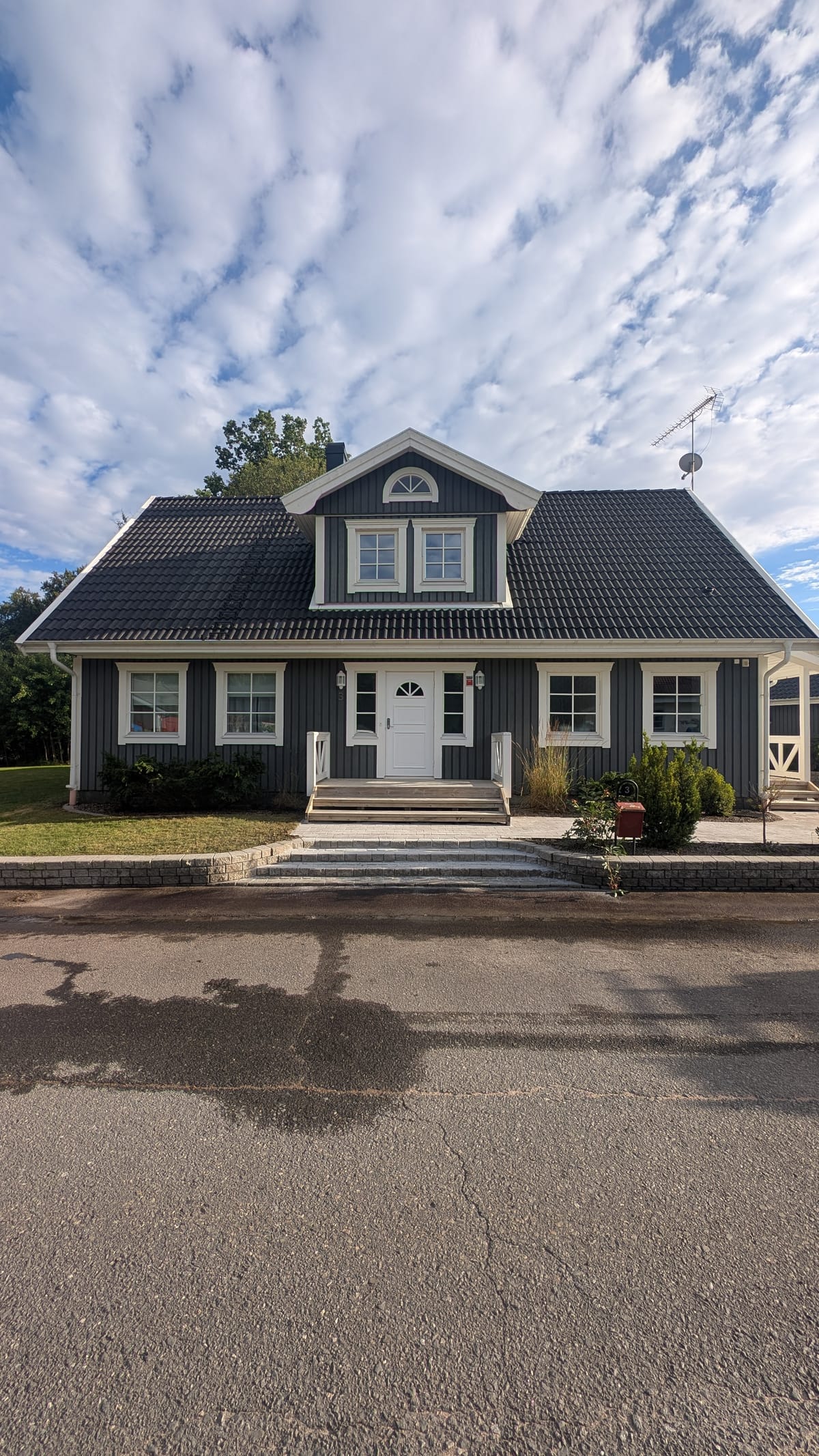 Taktvätt Malmö - villa med svart betongtak