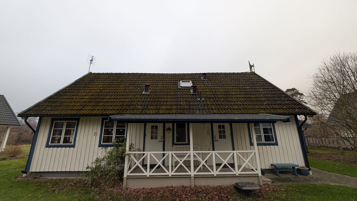 Taktvätt Osby - tak med mossa och påväxt före tvätt
