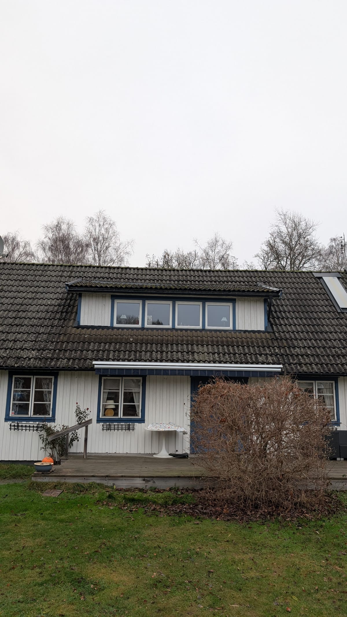 Taktvätt Östra Göinge - vit villa med lång takkupa