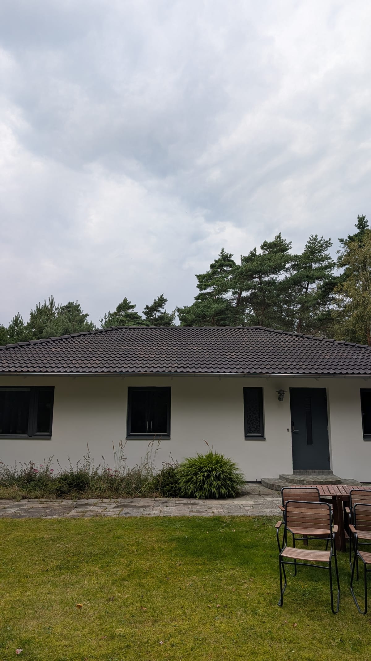 Taktvätt Perstorp - vit villa med mörkt tak