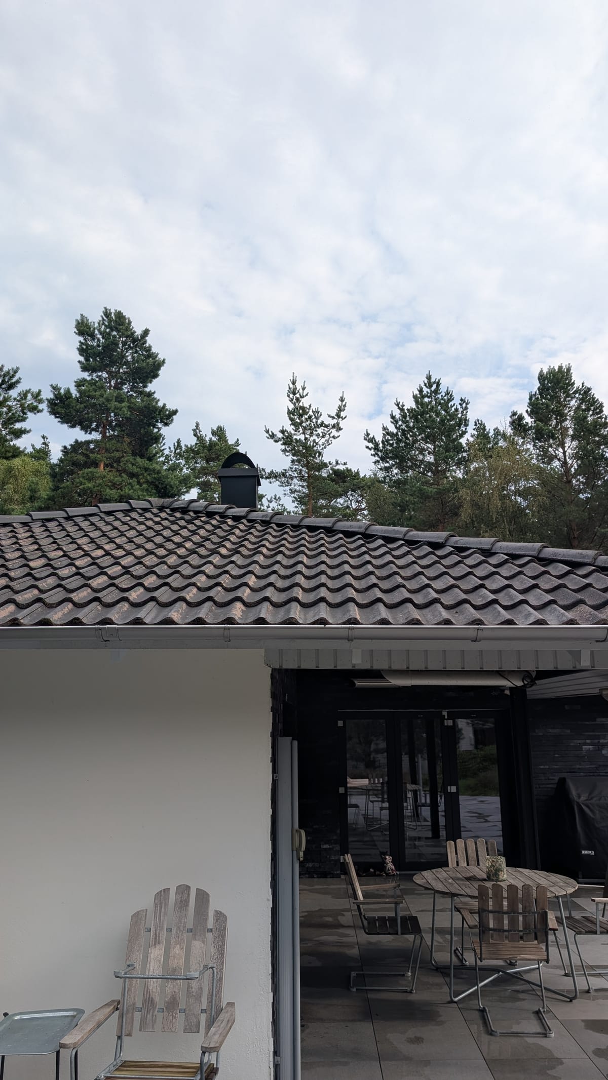 Taktvätt Skurup - vit villa med ljust tak