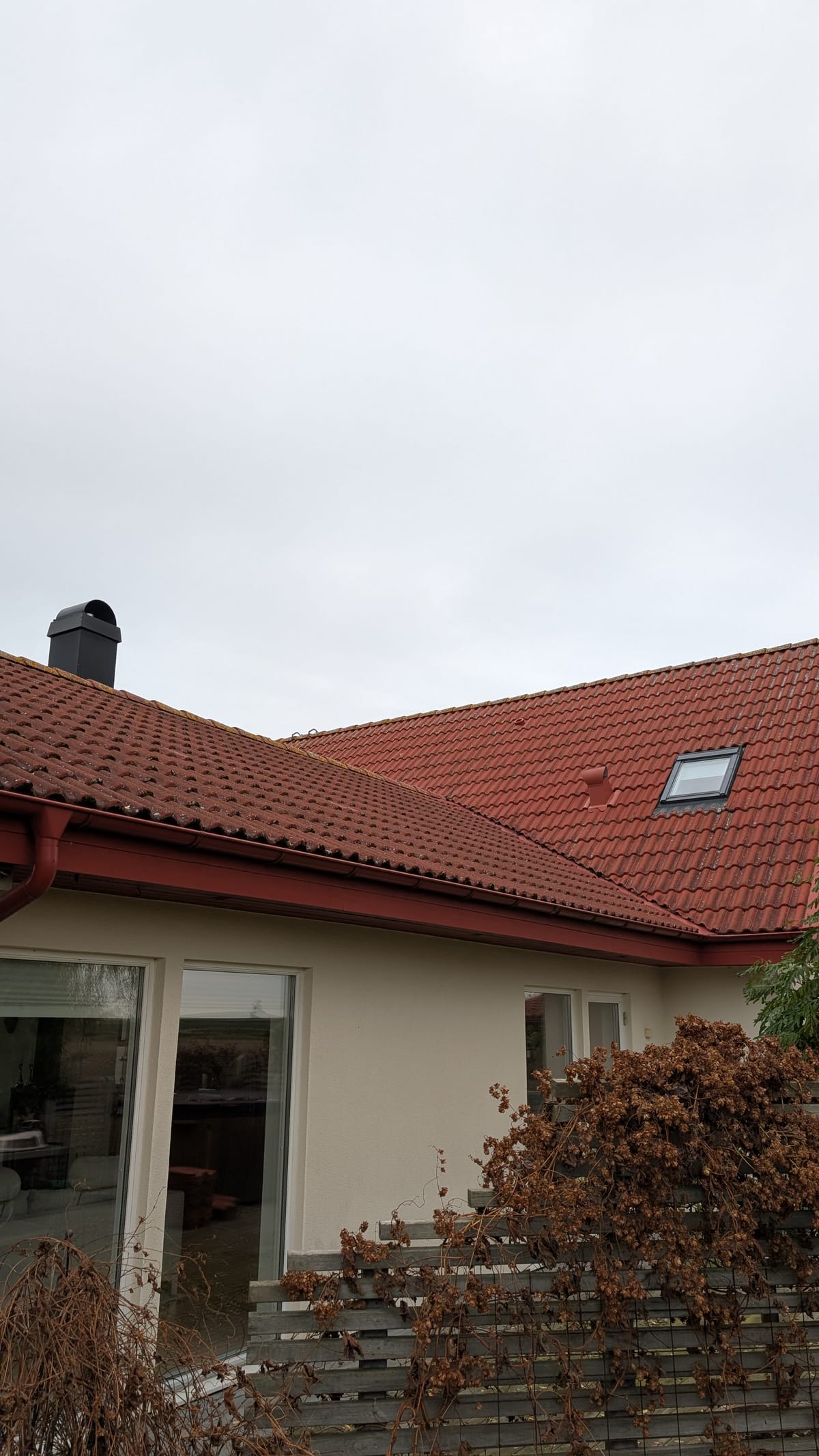 Taktvätt Vellinge - roströda takpannor på villa