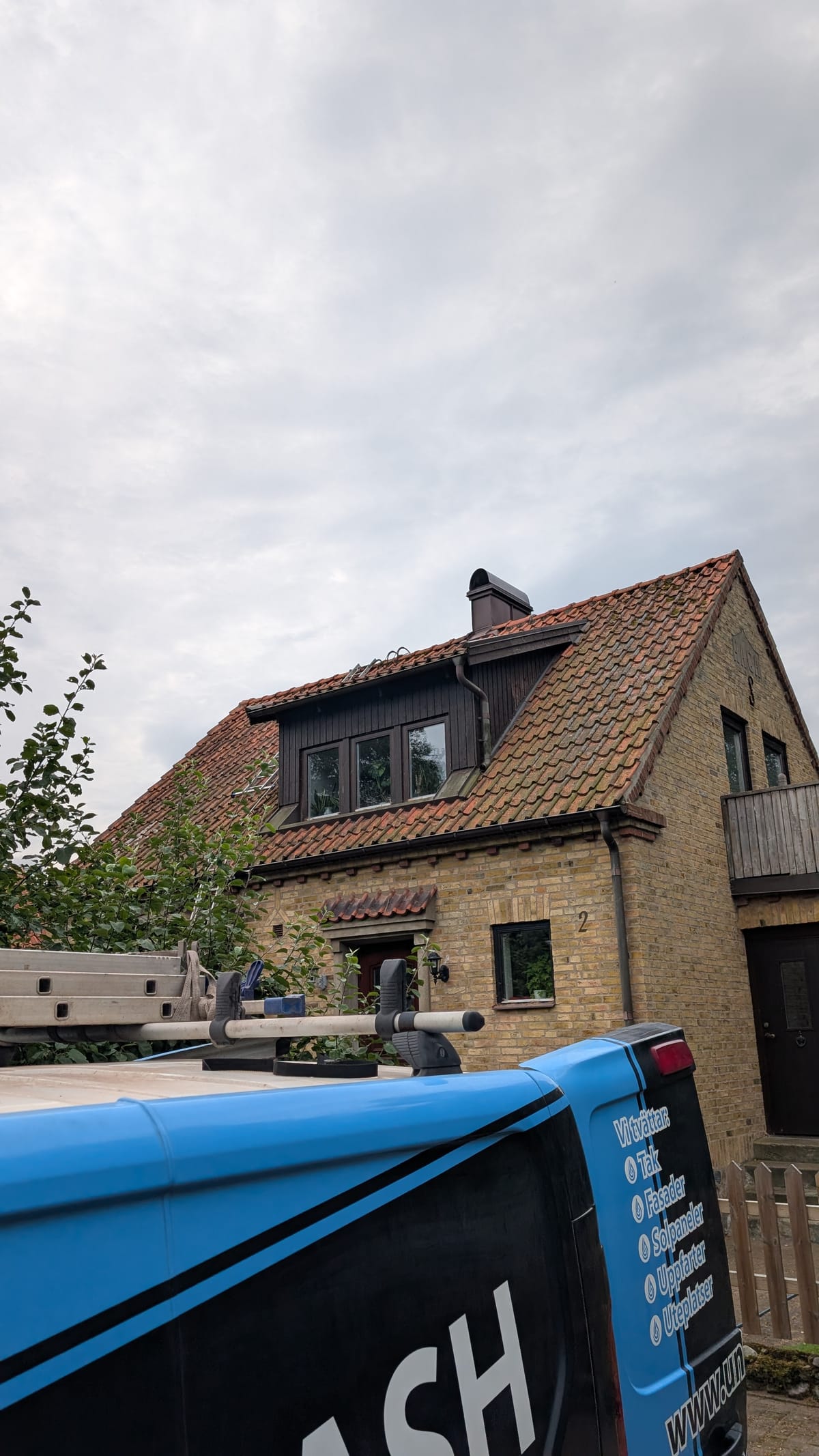Taktvätt Ystad - villa med takkupor och stege